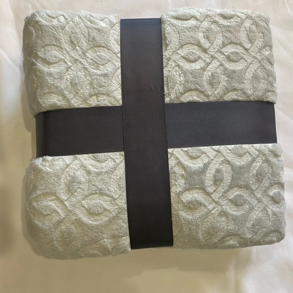 BELLA RUSSO FLANNEL THROW BLANKET NWT